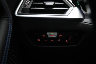 BMW 2-serie Coupé M240i xDrive High Executive | SCHUIFDAK | HARMAN KARDON | HEAD UP | DRAADLOZE LADER / 34