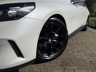 BMW i5 Touring eDrive40 Business Edition 84 kWh | SOH 96% | Pano | BTW | / 2
