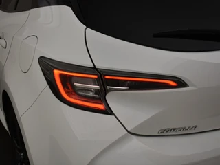 Toyota Corolla 1.8 Hybrid Smart Bi Tone | Head-up | Trekhaak | Stoelverw. / 12