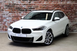BMW X2 xDrive20i High Executive M Sport Pakket Automaat  / Navigatiesysteem Plus / Leder / Panoramadak / Achteruitrijcamera / Stoelverwarming / Climate Control / Hifi / Shadow Line / Parkeersensoren voor+achter / Extra Getint Glas / 19 Inch