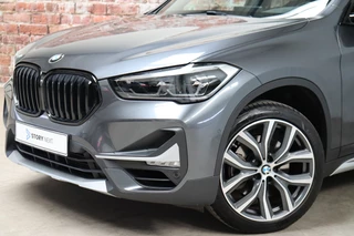 BMW X1 sDrive20i High Executive xLine Automaat  / Navigatiesysteem Plus / Trekhaak / Achteruitrijcamera / Leder / Head-Up Display / 19 Inch / Adaptieve LED-koplampen / Hifi / Sportstoelen / DAB / Stoelverwarming / Extra Getint Glas / Lichtpakket / 2