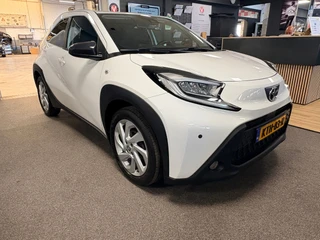 Toyota Aygo X 1.0 VVT-i MT first / apple /stoelverw /cruisec /camera/pdc/clima/boeken / 5