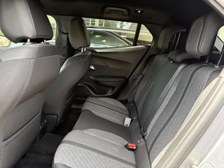 Peugeot 2008 1.2T 100pk Allure | Achteruitrijcamera | Navigatie | Facelift model | Privacy Glass | Lichtmetalen velgen / 13