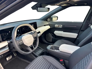 Kia EV4 Hatchback GT-PlusLine 81.4 kWh | Schuif/kanteldak | Lederen bekleding | 360 Graden camera | Head up display | Elektrische achterklep | Elektrische stoel verstelling met geheugen | Stoel verwarming + ventilatie voor | Dodehoek camera | Draadloze oplader / 12