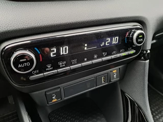 Toyota Yaris 1.5 HYBRID EXECUTIVE HEAD-UP STOELVERWARMING BI-TONE PARK-SENSOREN HALF-LEDER 17"LM-VELGEN PRIVACY-GLASS / 24