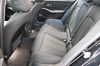 BMW 3 Serie Sedan 320i Executive Edition Automaat  / Trekhaak / Live Cockpit Professional / Cruise Control / Parkeersensoren / Neerklapbare Achterbank / Apple Carplay / Sportstuur / 15
