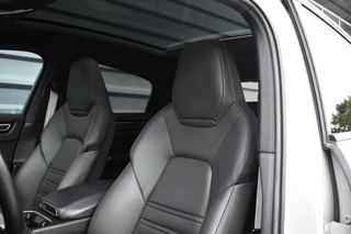 Porsche Cayenne Coupé 3.0 E-Hybrid Platinum Edition *Krijt* | Sportuitlaat | Panorama | ACC | Trekhaak | Ventilatie | Achterasbesturing | Bose | Head-Up | 22'' Wielen | / 22