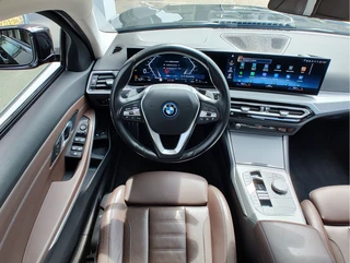 BMW 3 Serie Touring 320e PHEV  Orig NL. | Leder | Park Assist | Carplay/Android / 14