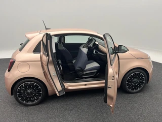 Fiat 500 3+1 Icon 42 kWh | Navigatie | Climate Controle | 17 Inch | Parkeersensoren | Bluetooth | 40.959 Km!! / 31