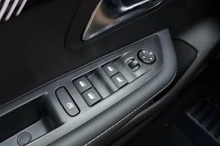 Peugeot 208 1.2 Hybrid e-DCS6 Allure | 110PK | AUTOMAAT | HYBRID | Navigatie | Parkeercamera Voor & Achter | Dodehoek Detectie | / 18