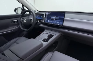 Leapmotor C10 Design REEV 28.4 kWh | Nieuwe auto | Gecombineerde actieradius WLTP 974km | 1500 kg Trekgewicht | Diverse kleuren leverbaar | Full options | Stuurverwarming | Stoelverwarming en koeling | Elektrisch verstelbare voorstoelen | Navigatie | Keyless entry & start | 20 inch lichtmetalen velgen | Led verlichting / 19