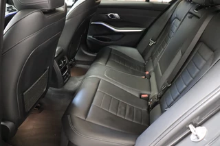 BMW 3 Serie Sedan 330i High Executive M Sport Pakket Automaat  / Live Cockpit Professional / Schuif-/kanteldak / M Sportremsysteem / Leder / Shadow Line / 19 Inch / Extra Getint Glas / Stoelverwarming / Climate Control / Parkeersensoren voor+achter / Stuurwiel Verwambaar / Hifi / 17