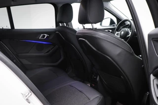 BMW 1-serie 118i Executive Edition | HALF LEDER | DAB | APPLE | DRAADLOZE LADER | CAMERA | 17" / 11