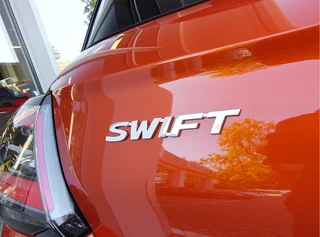Suzuki Swift 1.2 COMFORT SMART HYBRID  Direct Leverbaar | Tot 10 JAAR GARANTIE!  Inclusief € 2.200,- Voorraad Voordeel / 29