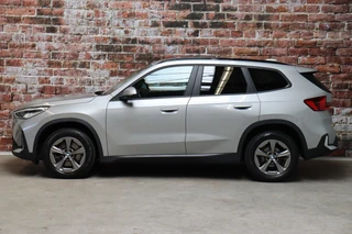 BMW X1 sDrive20i Executive Automaat  / Navigatiesyteem / Panoramadak / Achteruitrijcamera / DAB / Extra Getint Glas / 17 Inch / Dakdraagsysteem / Travelpack / DAB / Sportstoelen / Parkeersensoren voor+achter / 4