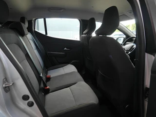 Dacia Sandero Stepway 1.0 TCe 90 Comfort | Automaat | Navigatie | Camera achter | Parkeersensoren voor en achter | Keyless entry en start | Lichtmetalen velgen | Airco | Dakrails | Led verlichting / 13