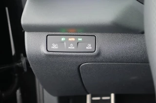 Volkswagen T-Roc 1.5 eTsi 150pk DSG R-Line First Edition Trekhaak Camera Keyless Stoelverwarming Virtual Cockpit Carplay / 17