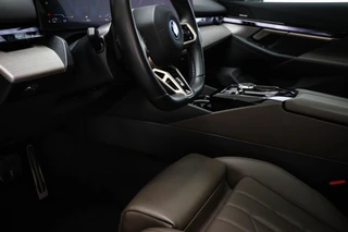 BMW 5-serie Touring 550e xDrive | INNOVATION / M SPORT PRO- PACK | PANORAMADAK | HEAD UP | STUURVERWARMING | 360 CAMERA | 20" / 35
