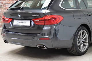 BMW 5 Series Touring 520i High Executive M Sport Pakket Automaat  / Navigatiesysteem Professional / Adaptieve LED-koplamp / Hifi / Climate Control / Parkeersensoren / Sfeerverlichting / Chrome Line / Sportstoelen / Cruise Control / Stoelverwarming / 6