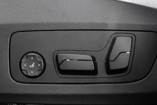 BMW X1 xDrive25e Frozen Grey l Pano l Trekhaak l Harman Kardon l Leder l 360° Camera / 24
