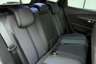 Peugeot 3008 1.6 HYbrid 180 Allure Pack Business | 19 inch | Automaat | Achteruitrijcamera | Navigatiesysteem | Apple carplay | Electronic climate control / 17