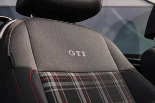 Volkswagen Golf Cabrio 2.0 TSI GTI | 2e eigenaar | DSG | Xenon | Stoelverwarming | Climatronic | Cruise control | Navigatie | Bluetooth | PDC | 18 inch Detroit | Origineel / 16