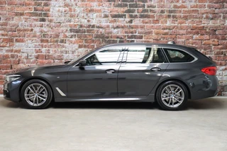 BMW 5 Series Touring 520i High Executive M Sport Pakket Automaat  / Navigatiesysteem Professional / Adaptieve LED-koplamp / Hifi / Climate Control / Parkeersensoren / Sfeerverlichting / Chrome Line / Sportstoelen / Cruise Control / Stoelverwarming / 4