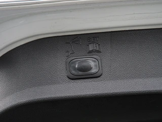 Ford KUGA 1.5 ST-line Titanium | Navi | Xenon | Climate control | PDC v+a | Cruise control | Stoelverwarming | Trekhaak / 17
