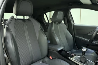 Peugeot 208 1.2T 100pk GT 3D-Cockpit l Keyless l | Achteruitrijcamera | LED l Voorstoelen Verwarmd l Apple Carplay & Android Auto 10'' l Navigatie l Lichtmetalen Velgen l Parkeersensoren / 14