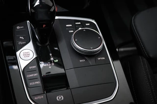 BMW 1-serie 118i Business Edition | SPORT LINE | PANORAMADAK | SPORTSTOELEN | DAB | APPLE / 34