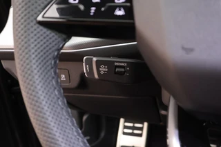 Audi Q3 1.5 272pk e-hybrid S edition Trekhaak Camera Keyless Panoramadak Stoelverwarming Virtual Cockpit Navigatie 2x S-Line / 19