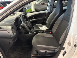 Toyota Aygo X 1.0 VVT-i MT Play /clima/stoelverw / camera/cruisec /pdc/apple/boeken / 12