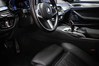 BMW 5-serie Touring 530e xDrive M-Sport | LEDER | STOELVERWARMING | TREKHAAK | 19" / 34