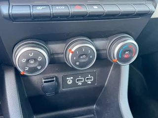 Renault Clio 1.0 TCe 90 Evolution  | Lichtmetaal | Parkeersensoren | Dodehoek | Navigatie | Airco | Cruise Control | Chrome Pakket | Elektrische Ramen | Getint Glas | NL Auto | BTW Auto | Apple CarPlay/Android Auto / 29