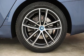 BMW 5 Serie Touring 530e High Executive M Sport Pakket Automaat  / Live Cockpit Professional / SOH 87% / Panoramadak / Trekhaak / Driving Assistant Professional / Comfortstoelen / Laserlight / Head-Up Display / Adaptief Onderstel / DAB / Parking Assistant / Hifi / 16