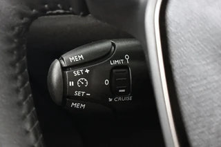 Peugeot 208 1.2 Hybrid 110 e-DCS6 Allure Automaat Apple CarPlay / 24