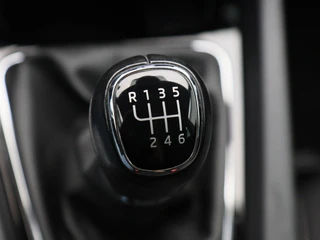Skoda Octavia Combi 1.5 TSi 150 Pk First Edition | Stoelverwarming | Camera | Cruise Control | Navigatie | CarPlay | Matrix LED | 17 Inch | 60.639 Km !! / 27