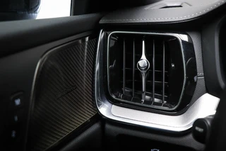 Volvo V60 2.0 B4 Ultimate Dark | PANORAMADAK | HEAD UP | STANDKACHEL | ACHTERBANKVERWARMING | 360 CAMERA | 20" / 33