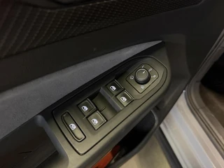 Volkswagen Golf 1.5 eTSI R-Line Pano Virtual Camera IQ Light / 23