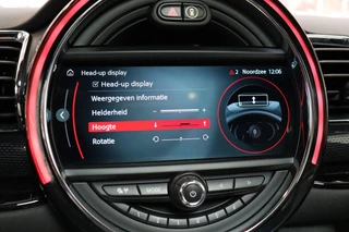MINI Clubman Cooper S Chili Serious Business Automaat / Navigatiesysteem Professional / Panoramadak / Trekhaak / Leder / 19 Inch / Driving Assistant / Lichtpakket / Achteruitrijcamera / Climate Control / Harman Kardon / Stoelverwarming / 37