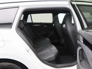 Volkswagen Passat Variant 1.5 eHybrid 272 Pk R-Line | Black Style | Stoel/Stuurverwarming | Panoramadak | 360 Camera | Head Up | Memory | Trekhaak | 19 Inch | 155 Km !! / 43