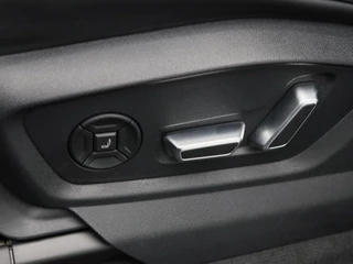 Audi Q8 60 TFSi e 490 Pk quattro S-Line Competition | Matrix Laser LED | Vierwielbesturing | B&O Audio | Valcona Leder | 22 Inch | Trekhaak | Head-Up | 20.328 Km!! / 27