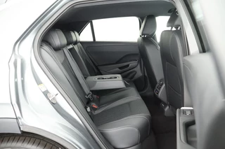 Volkswagen T-Roc 1.5 eTsi 150pk DSG R-Line First Edition Trekhaak Camera Keyless Stoelverwarming Virtual Cockpit Carplay / 12