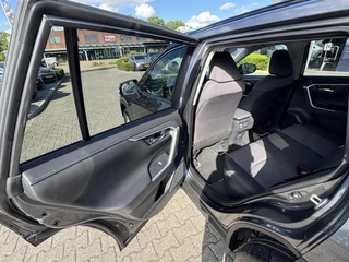 Toyota RAV4 2.5 Hybrid AWD DYNAMIC 1650KG TREKGEW STOELVERW PARK-SENSOREN NAVI CAMERA APPLE/ANDROID LM-VELGEN / 17