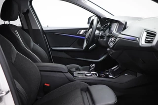 BMW 1-serie 118i Executive Edition | HALF LEDER | DAB | APPLE | DRAADLOZE LADER | CAMERA | 17" / 8