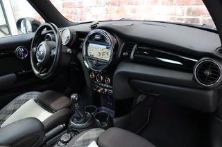 MINI Cooper Hatchback Chili Business 3 deurs  / Navigatiesysteem Professional / Panoramadak / LED / Climate Control / Parkeersensoren / Sportstoelen / Cruise Control / Bluetooth / 17 Inch / Chrome Line / Lichtpakket / Extra Getint Glas / 18