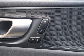 Volvo XC60 T6 Recharge AWD Plus Dark | Stoelverwarming | Trekhaak |  Parkeercamera | Panoramadak  | Longe Range | Pilot Assist | BLIS | Leder | Glossy Black | Keyless / 33