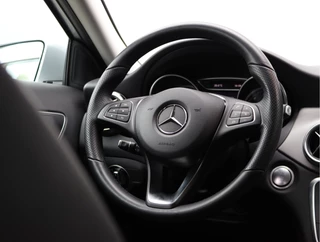 Mercedes-Benz GLA 200 Premium  | Trekhaak | 360 Camera | LED / 18