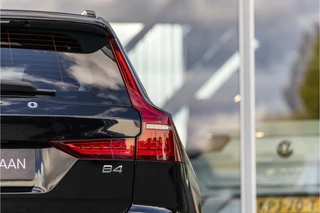 Volvo V60 2.0 B4 Momentum Business  | Pano | Harman Kardon | / 45
