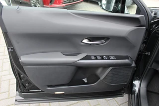 Lexus UX 250h Preference Line NL-AUTO NAVI BLIND SPOT PARKEERSENSOREN SMART-ENTRY APPLE CARPLAY / 16